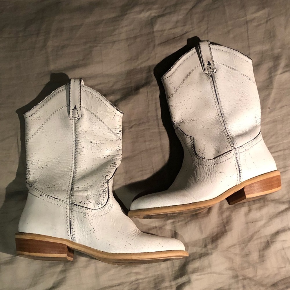 White mid heigh cowboy boots